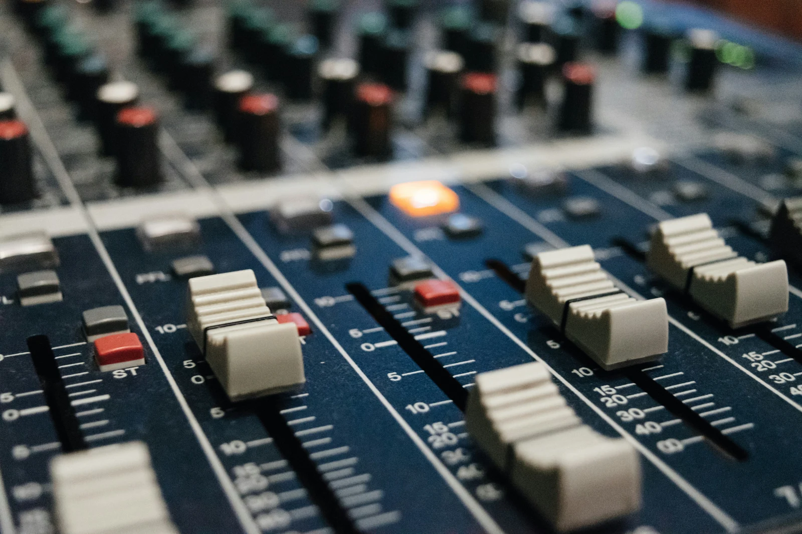 Fotograf&iacute;a de una mesa de mezclas de audio